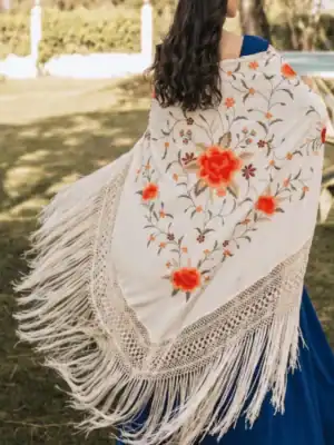 Mantón crema bordado en corales