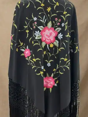 Mantón negro bordado rosa