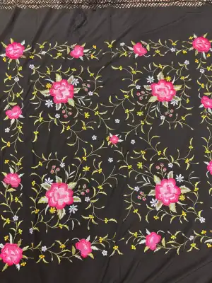 Mantón negro bordado rosa