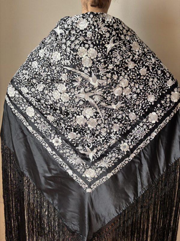 manton-manila-negro-bordado-blanco