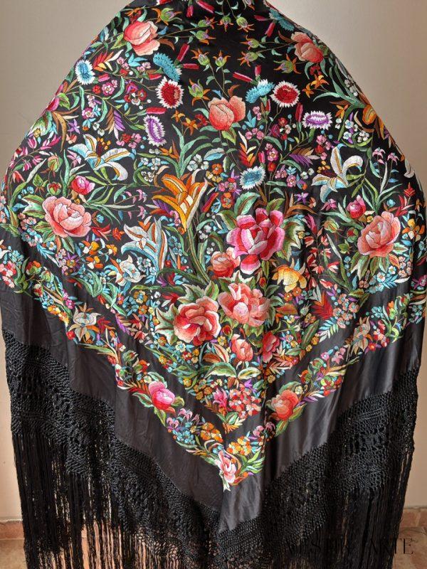 Manto-negro-a-mano-seda