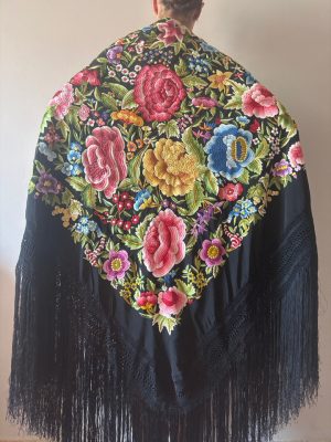 Mantón  grande  negro bordado con rosas