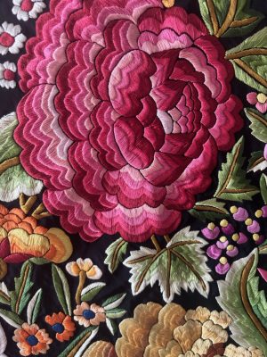 Mantón  grande  negro bordado con rosas