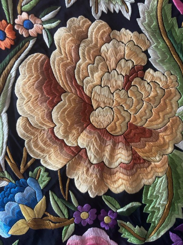Mantón  grande  negro bordado con rosas - Imagen 3