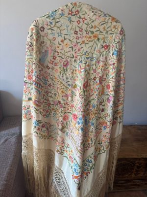 Mantón  crema con motivos chinos
