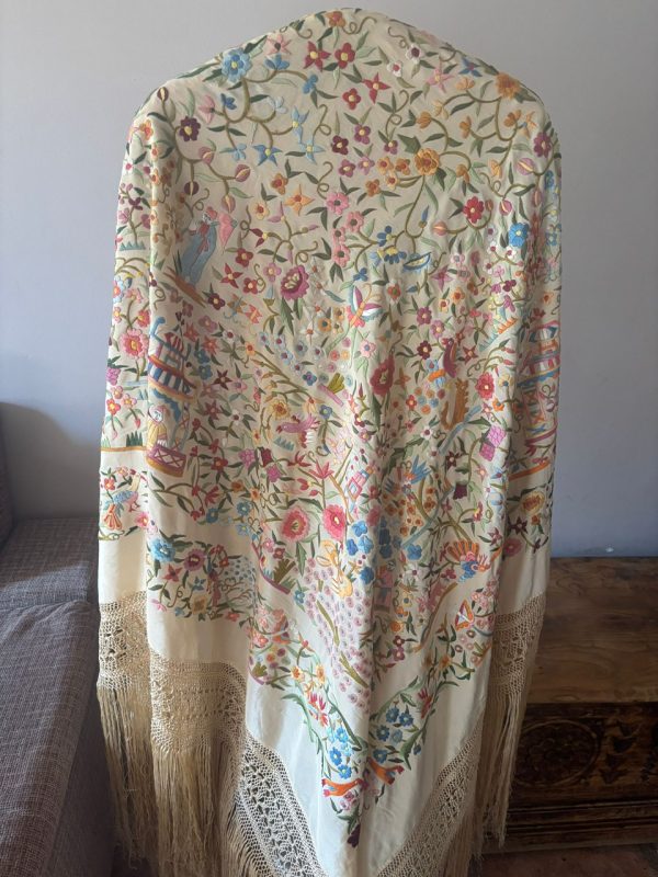 Mantón  crema con motivos chinos