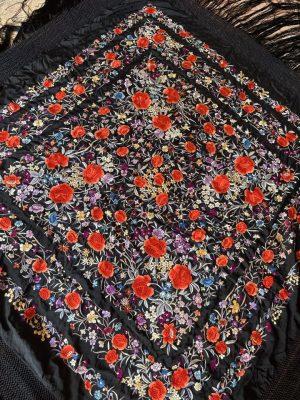 Manton-antiguo-negro-naranja