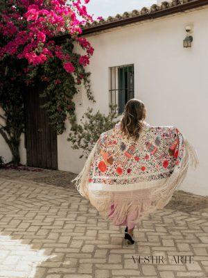 Mantón antiguo de seda a mano de chinos marfil y multicolor