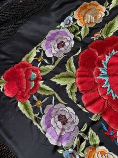 Mantón negro rosas grandes rojas
