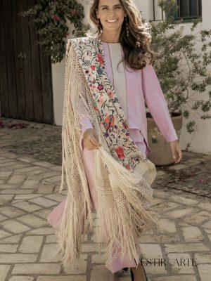 Mantón antiguo de seda a mano de chinos marfil y multicolor