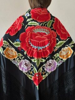 Mantón negro rosas grandes rojas