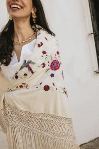 Mantón de manila color blanco con tonos rojos