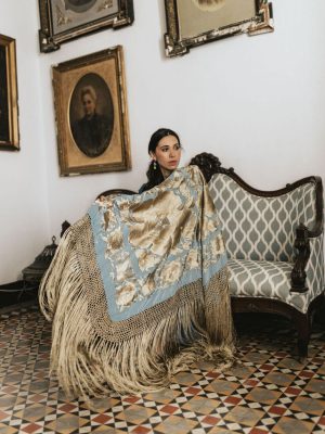 Manton-azul-cielo-oro