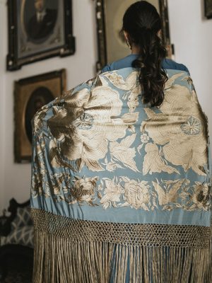 Manton-azul-cielo-oro