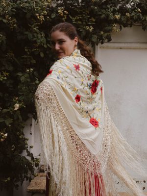 Mantón beige bordado rojo