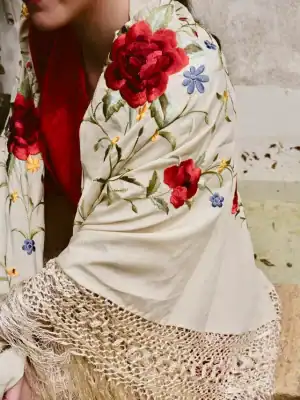 Mantón beige bordado rojo
