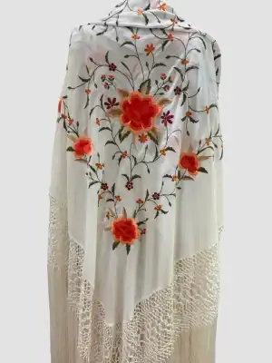 Mantón crema bordado en corales