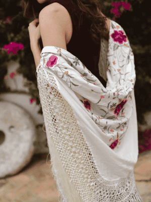 Mantón blanco bordado granate