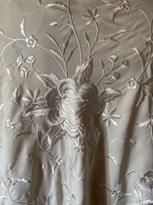 Mantón marfil bordado marfil
