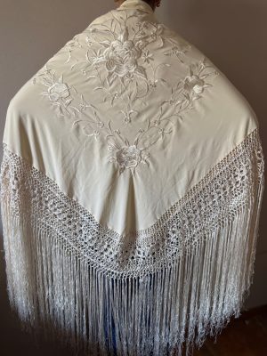 Mantón beige bordado beige