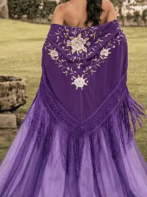 Mantón morado bordado beige