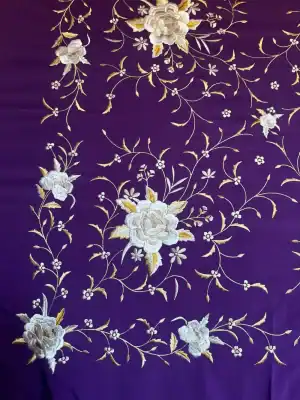 Mantón morado bordado beige