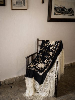 manton-negro-beige