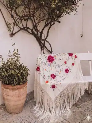 Mantón blanco bordado granate