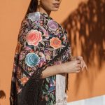 Mantón de Manila antiguo seda negra con rosas multicolor y aves del paraíso bordadas a mano