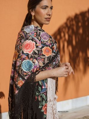 Mantón de Manila antiguo seda negra con rosas multicolor y aves del paraíso bordadas a mano