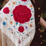 manton seda bordado a mano beige y rosas rojas