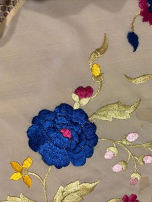 Mantón seda bordado a mano color amarillo marfil con rosas y flores