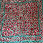 mantón seda antiguo a mano turquesa con flores rojas