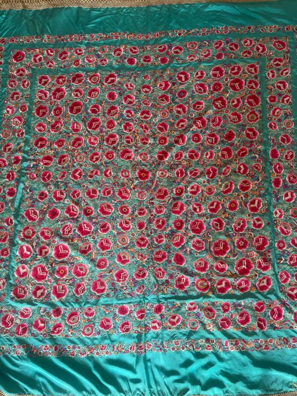 mantón seda antiguo a mano turquesa con flores rojas