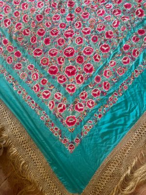 mantón seda antiguo a mano turquesa con flores rojas