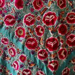 mantón seda antiguo a mano turquesa con flores rojas