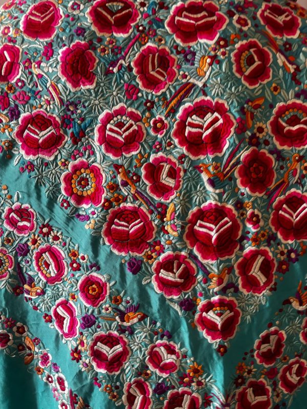 mantón seda antiguo a mano turquesa con flores rojas