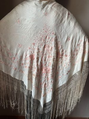 manton seda antiguo crema y rosa palo