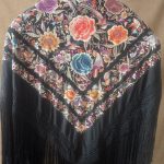 Mantón de Manila antiguo seda negra con rosas multicolor y aves del paraíso bordadas a mano