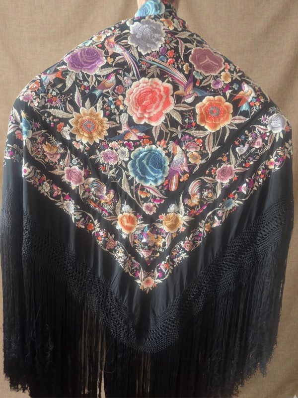 Mantón de Manila antiguo seda negra con rosas multicolor y aves del paraíso bordadas a mano