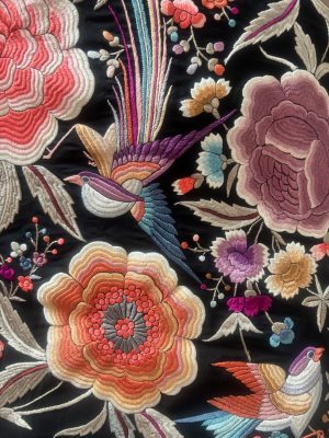 Mantón de Manila antiguo seda negra con rosas multicolor y aves del paraíso bordadas a mano