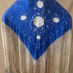 mantón seda azul bordado marfil