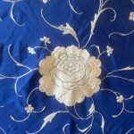mantón seda azul bordado marfil