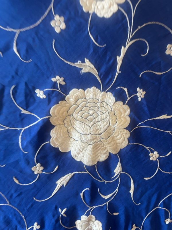 mantón seda azul bordado marfil