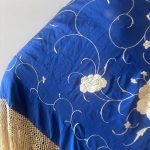 mantón seda azul bordado marfil