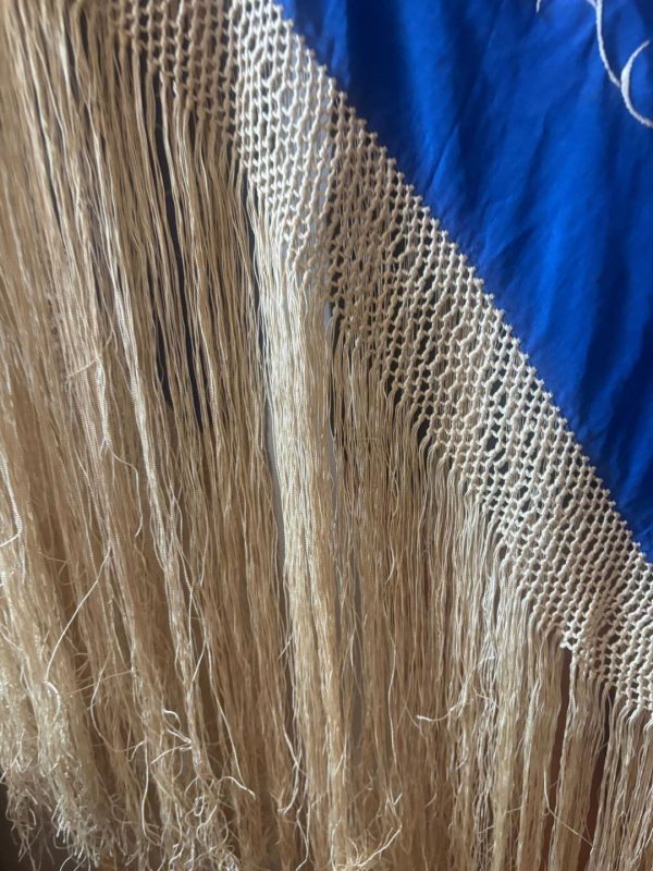 mantón seda azul bordado marfil