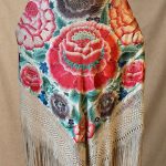manton seda bordado a mano beige y rosas