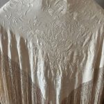 Mantón de Manila antiguo seda crema bordada a mano tono sobre tono