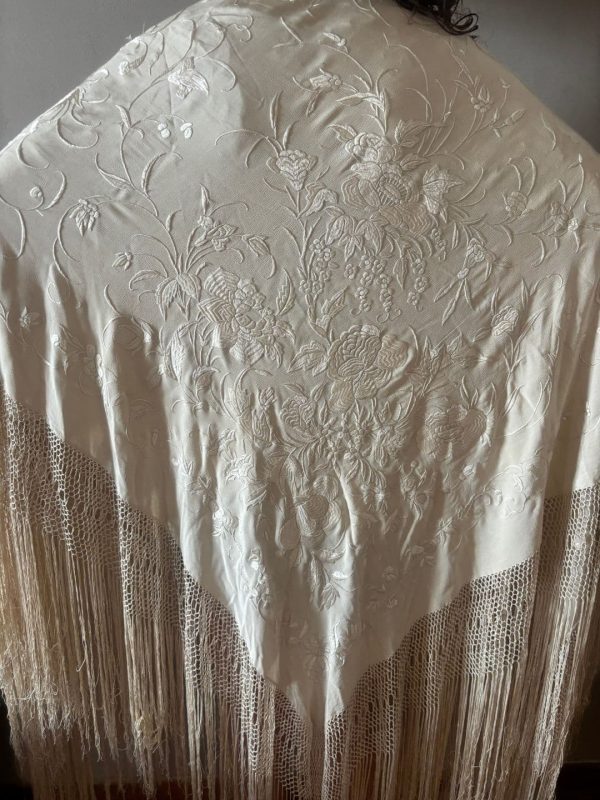 Mantón de Manila antiguo seda crema bordada a mano tono sobre tono