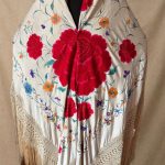 manton seda bordado a mano beige y rosas rojas